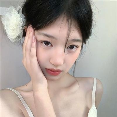 她比烟花寂寞